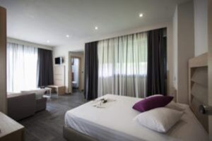 Ενοικιαζόμενα δωμάτια Νέα Βρασνά, σουίτες Νέα Βρασνά, πολυτελή δωμάτια Νέα Βρασνά, διαμονή Νέα Βρασνά, στούντιο Νέα Βρασνά, ξενοδοχείο Νέα Βρασνά, Amalia Center