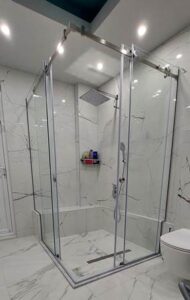 Γυάλινες κατασκευές Γιαννιτσά, καμπίνες ντους Γιαννιτσά, διαχωριστικά μπάνιου Γιαννιτσά. Διαχωριστικά εσωτερικών χώρων Γιαννιτσά, υάλινα κάγκελα Γιαννιτσά, κάγκελα αλουμινίου τύπου ίνοξ Γιαννιτσά, περιφράξεις με Deck Γιαννιτσά, κρύσταλλα Γιαννιτσά, καθρέπτες Γιαννιτσά, ενεργειακά τζάμια Γιαννιτσά, γυάλινα στέγαστρα Γιαννιτσά, γυάλινες σκάλες Γιαννιτσά, Ο Ντίνος