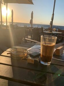 Καφετέρια Μανδράκι Νίσυρος, καφές Μανδράκι Νίσυρος, ροφήματα Μανδράκι Νίσυρος, πρωινά γεύματα Μανδράκι Νίσυρος, πίτσες Μανδράκι Νίσυρος, γλυκά Μανδράκι Νίσυρος, φυσικοί χυμοί Μανδράκι Νίσυρος, Proveza Cafe Bar