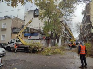 Καλαθοφόρα μηχανήματα Καισαριανή, ανυψωτικά μηχανήματα Καισαριανή, κλάδεμα δέντρων Καισαριανή, στολισμός κτηρίων Καισαριανή, ελαιοχρωματισμοί κτηρίων Καισαριανή, τοποθέτηση γιγαντοαφισών Καισαριανή, Αντωνένας